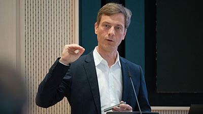 Prof. Kai Wehkamp spricht vor der Kammerversammlung über KI in der Medizin