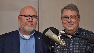 Bürgermeister Martin Schmedtje und der ärztliche Leiter Dr. Stefan Krüger im Podcast.