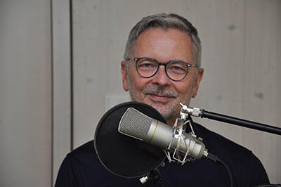 Dr. Gernot Langs bei der Podcast Aufnahme