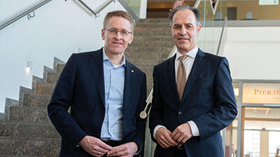 Ministerpräsident Daniel Günther und Gastgeber Prof. Nicolai Maass am Rande der Tagung